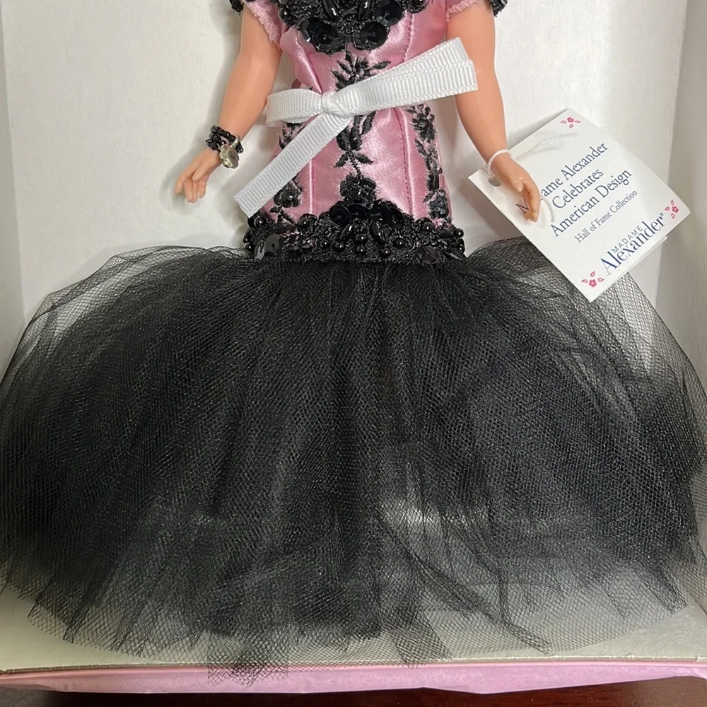 10" Madame Alexander Celebrates American Design #25590 - Picture 4 of 9
